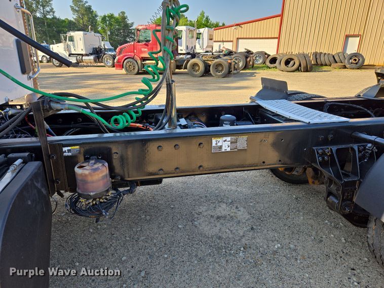 image for item DW8698 2018 Kenworth T880 semi-truck