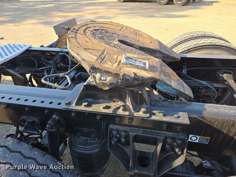 image for item DW8698 2018 Kenworth T880 semi-truck