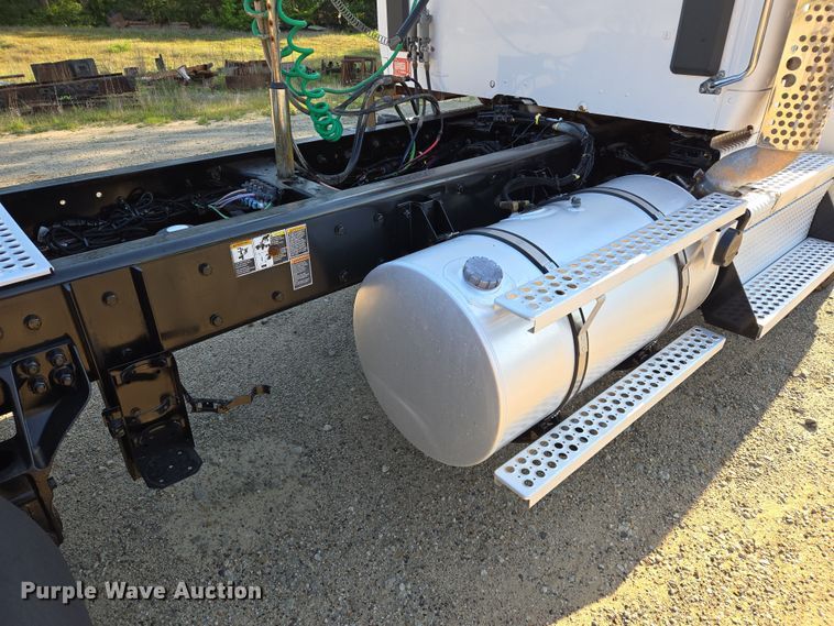 image for item DW8698 2018 Kenworth T880 semi-truck