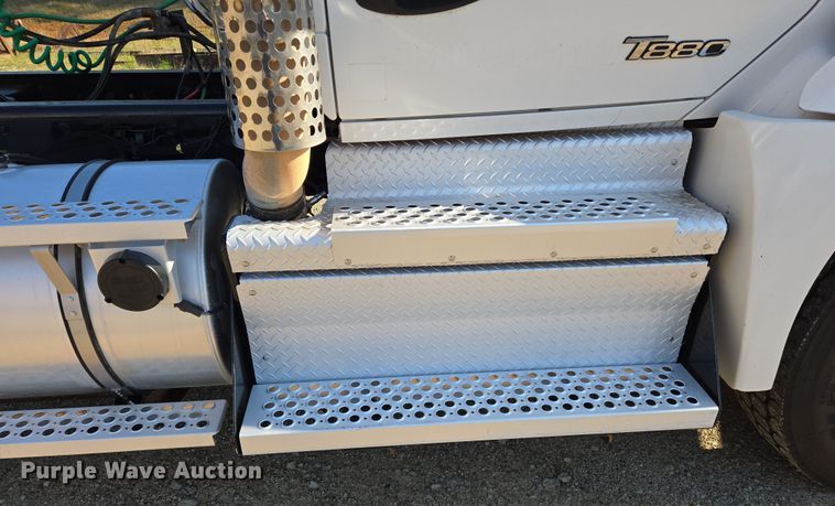 image for item DW8698 2018 Kenworth T880 semi-truck