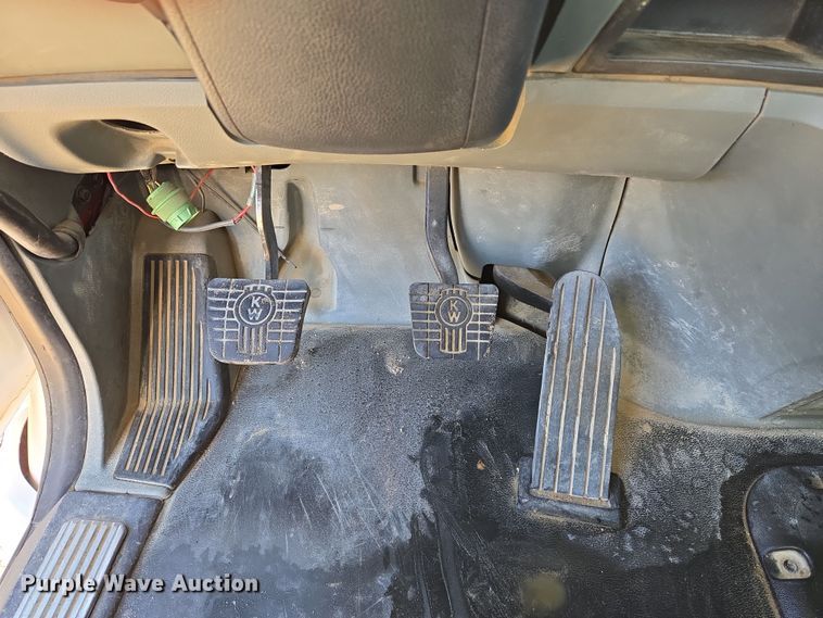 image for item DW8698 2018 Kenworth T880 semi-truck