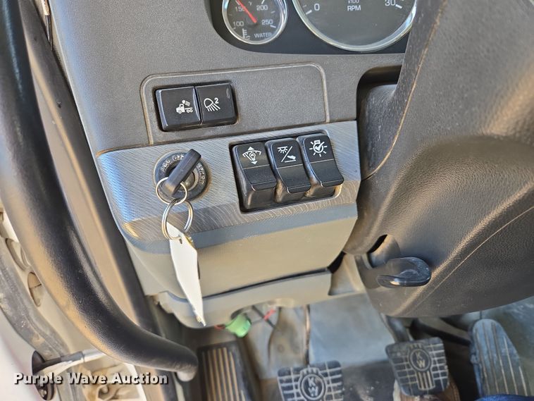 image for item DW8698 2018 Kenworth T880 semi-truck