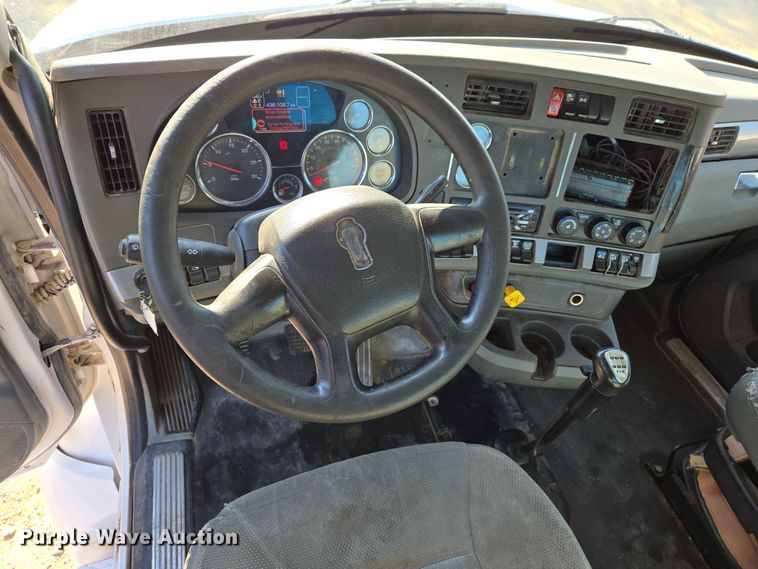 image for item DW8698 2018 Kenworth T880 semi-truck