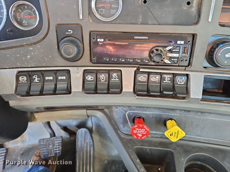 image for item DW8698 2018 Kenworth T880 semi-truck