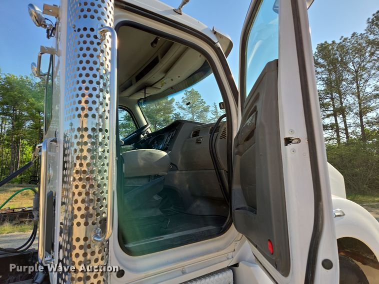 image for item DW8698 2018 Kenworth T880 semi-truck