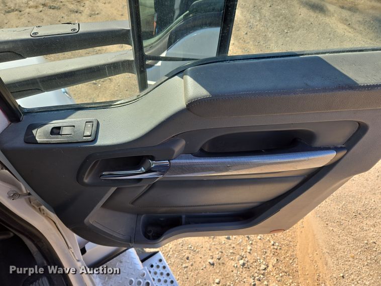 image for item DW8698 2018 Kenworth T880 semi-truck