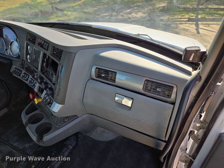 image for item DW8698 2018 Kenworth T880 semi-truck