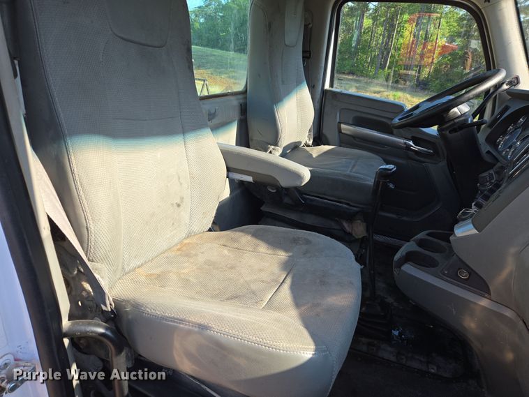 image for item DW8698 2018 Kenworth T880 semi-truck