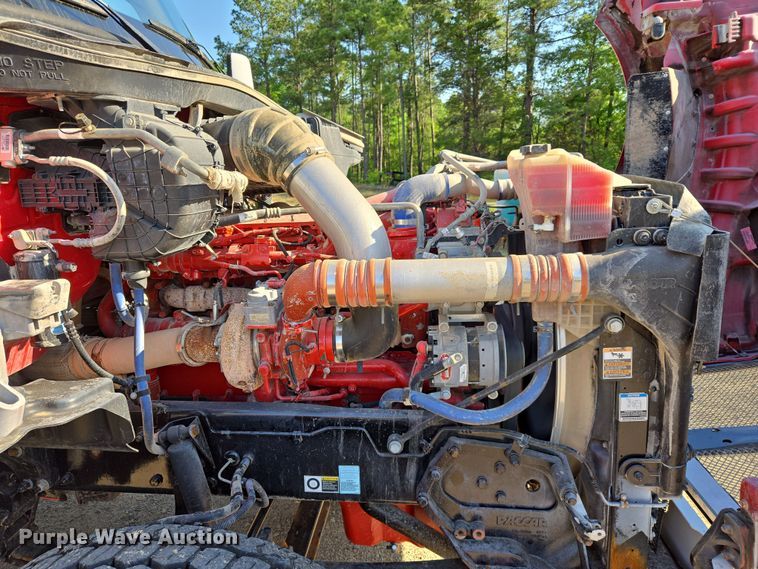 image for item DW8698 2018 Kenworth T880 semi-truck