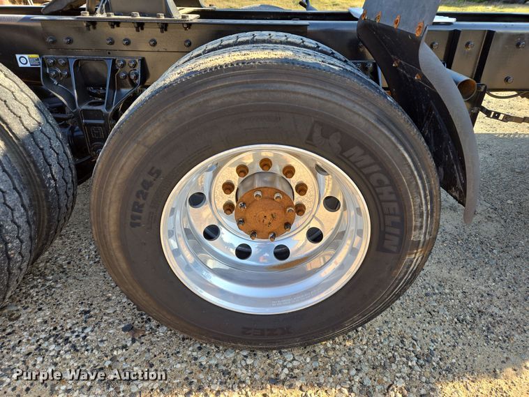 image for item DW8698 2018 Kenworth T880 semi-truck