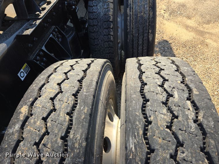 image for item DW8698 2018 Kenworth T880 semi-truck