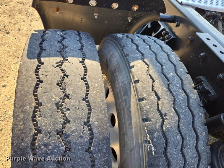 image for item DW8698 2018 Kenworth T880 semi-truck