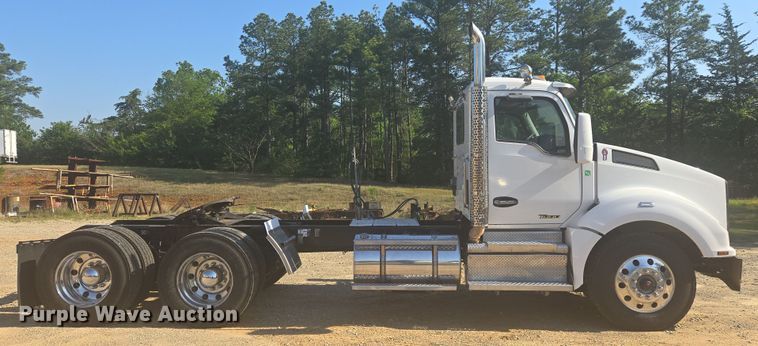 image for item DW8699 2020 Kenworth T880 semi truck