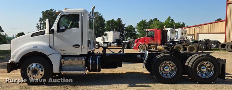 image for item DW8699 2020 Kenworth T880 semi truck