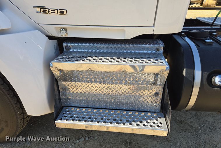 image for item DW8699 2020 Kenworth T880 semi truck