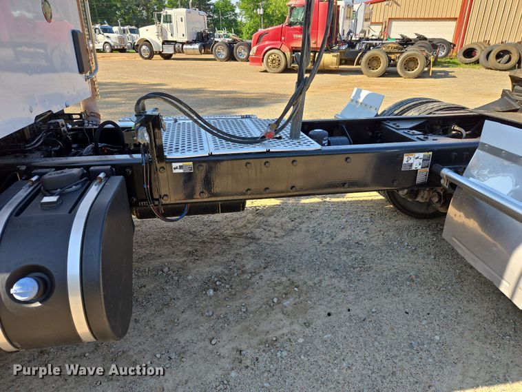 image for item DW8699 2020 Kenworth T880 semi truck