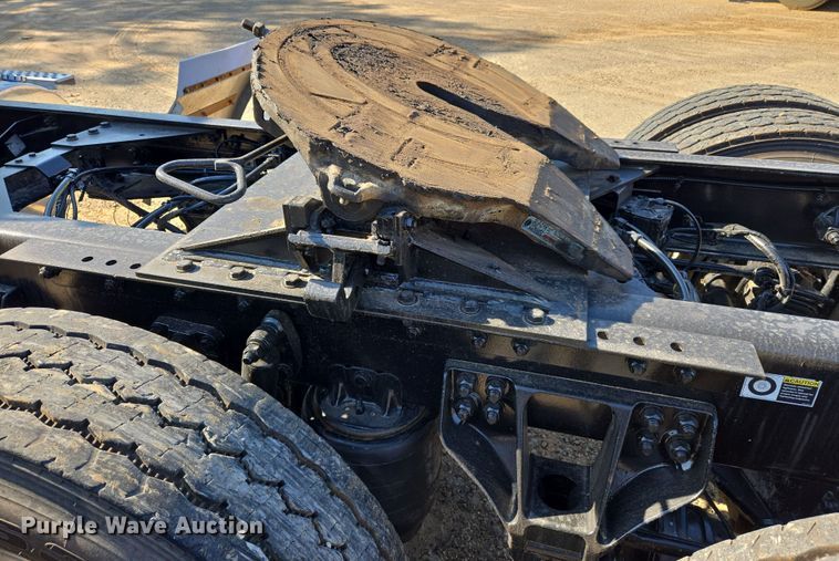 image for item DW8699 2020 Kenworth T880 semi truck