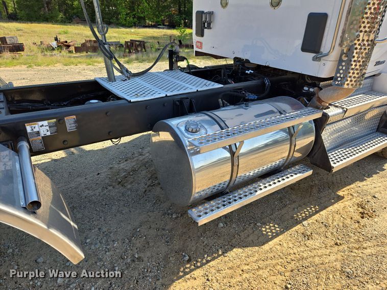 image for item DW8699 2020 Kenworth T880 semi truck