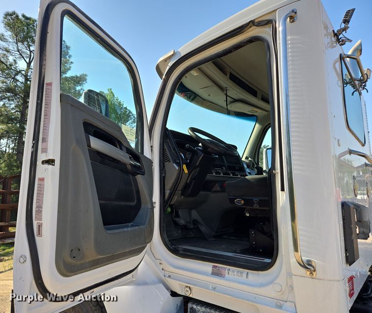 image for item DW8699 2020 Kenworth T880 semi truck