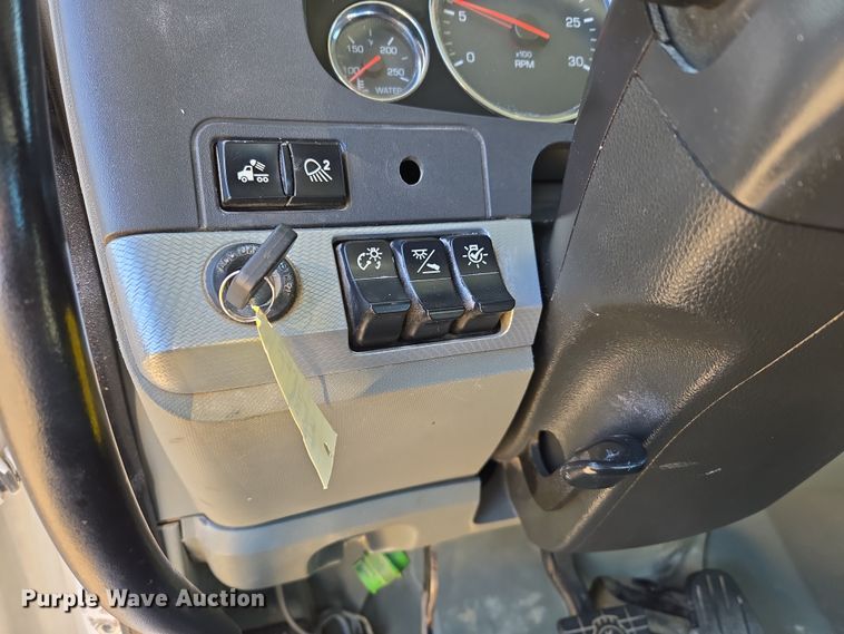 image for item DW8699 2020 Kenworth T880 semi truck