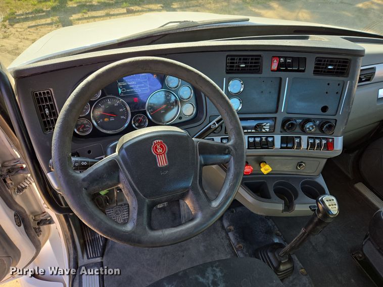 image for item DW8699 2020 Kenworth T880 semi truck