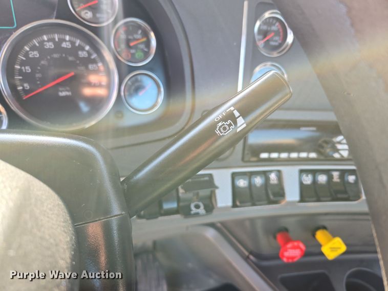 image for item DW8699 2020 Kenworth T880 semi truck