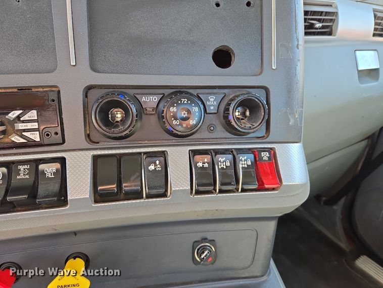 image for item DW8699 2020 Kenworth T880 semi truck