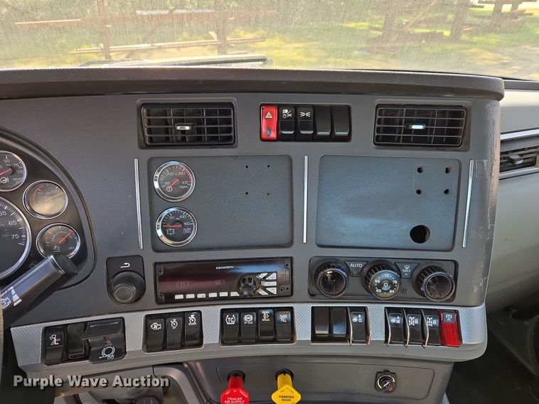 image for item DW8699 2020 Kenworth T880 semi truck