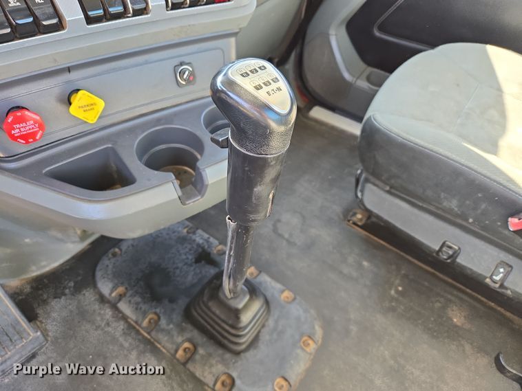 image for item DW8699 2020 Kenworth T880 semi truck