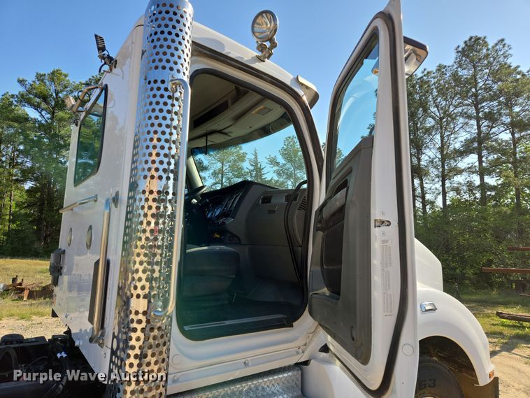 image for item DW8699 2020 Kenworth T880 semi truck