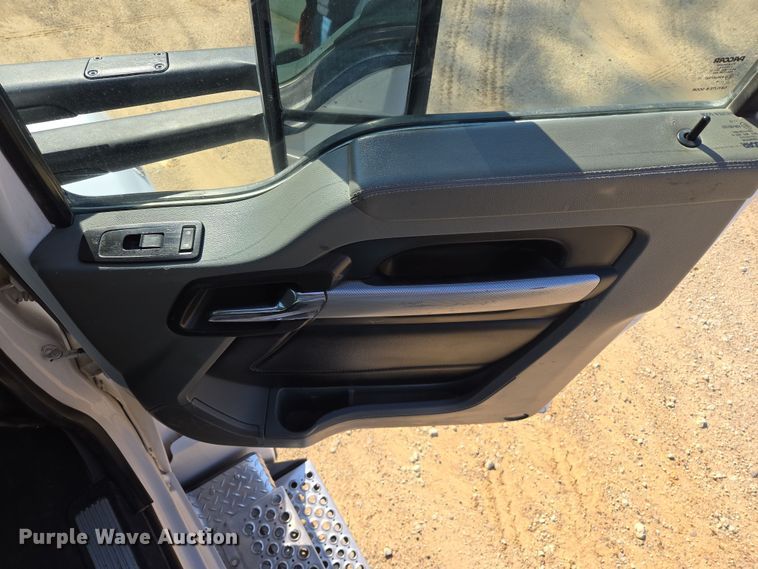 image for item DW8699 2020 Kenworth T880 semi truck