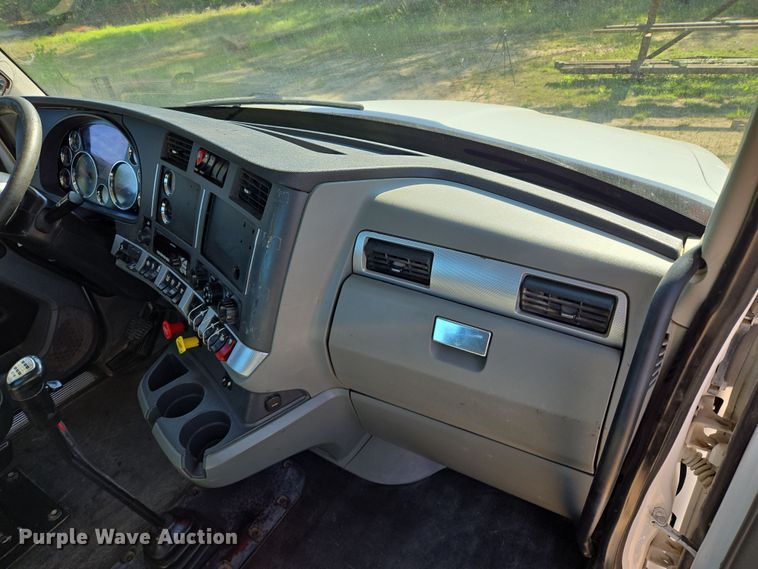 image for item DW8699 2020 Kenworth T880 semi truck