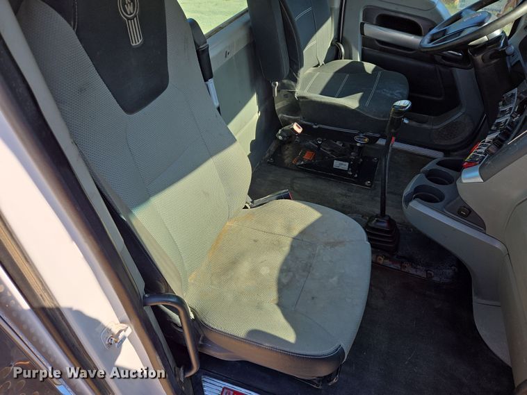 image for item DW8699 2020 Kenworth T880 semi truck