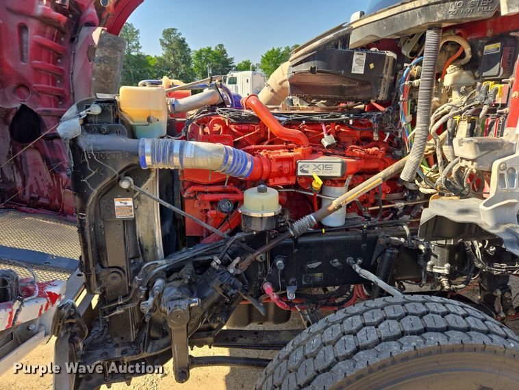 image for item DW8699 2020 Kenworth T880 semi truck