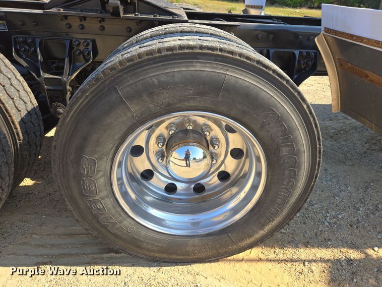 image for item DW8699 2020 Kenworth T880 semi truck