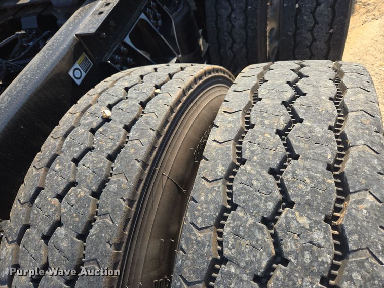 image for item DW8699 2020 Kenworth T880 semi truck