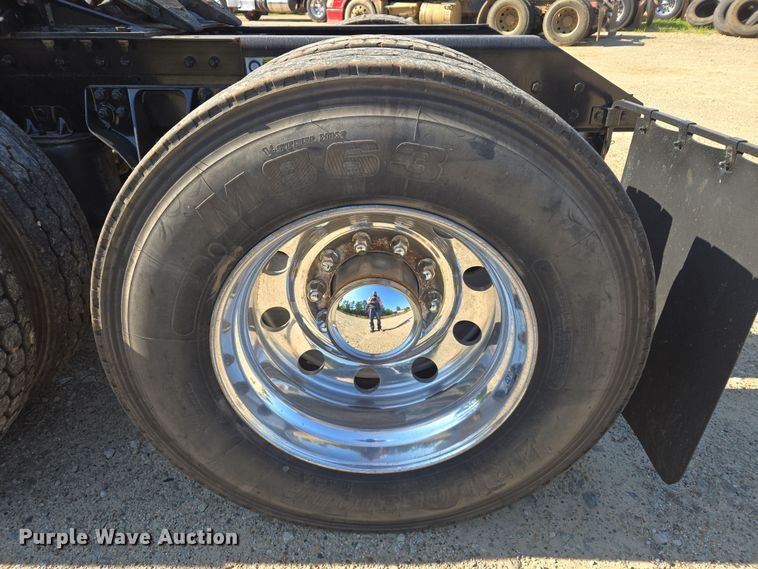 image for item DW8699 2020 Kenworth T880 semi truck