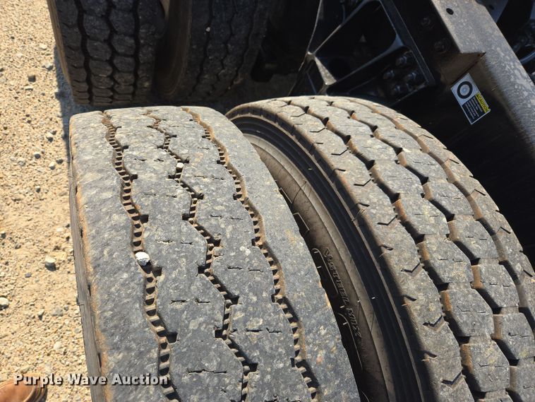 image for item DW8699 2020 Kenworth T880 semi truck