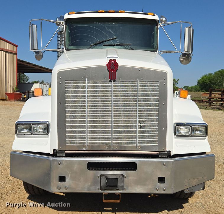image for item DW8700 2020 Kenworth T800 semi truck