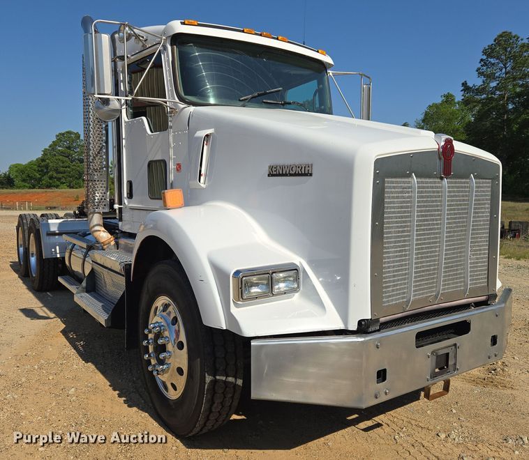 image for item DW8700 2020 Kenworth T800 semi truck