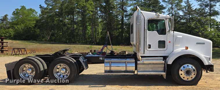 image for item DW8700 2020 Kenworth T800 semi truck