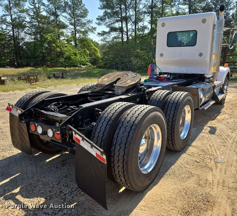 image for item DW8700 2020 Kenworth T800 semi truck