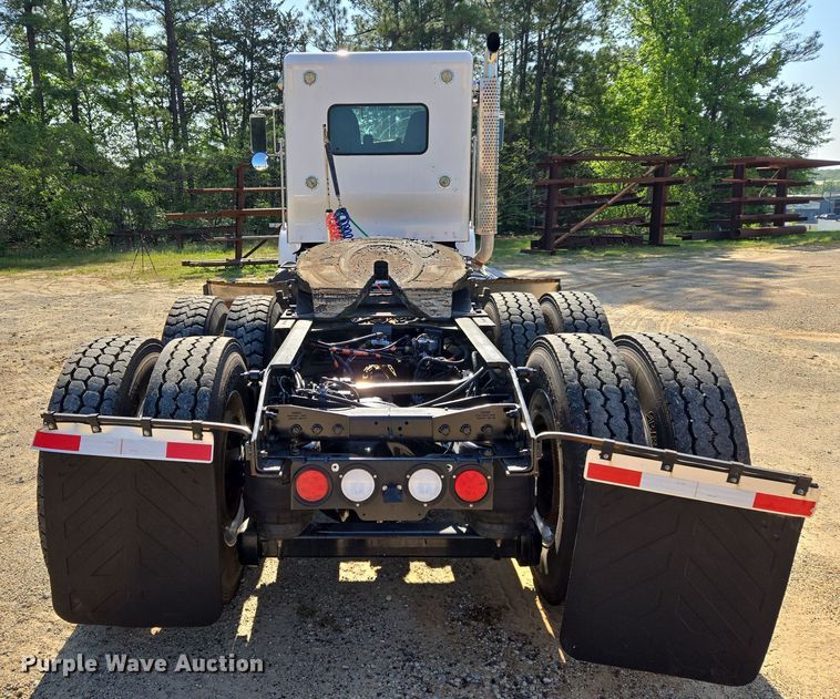 image for item DW8700 2020 Kenworth T800 semi truck