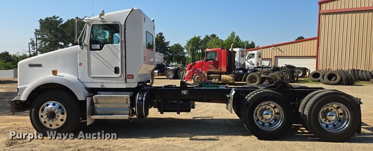 image for item DW8700 2020 Kenworth T800 semi truck