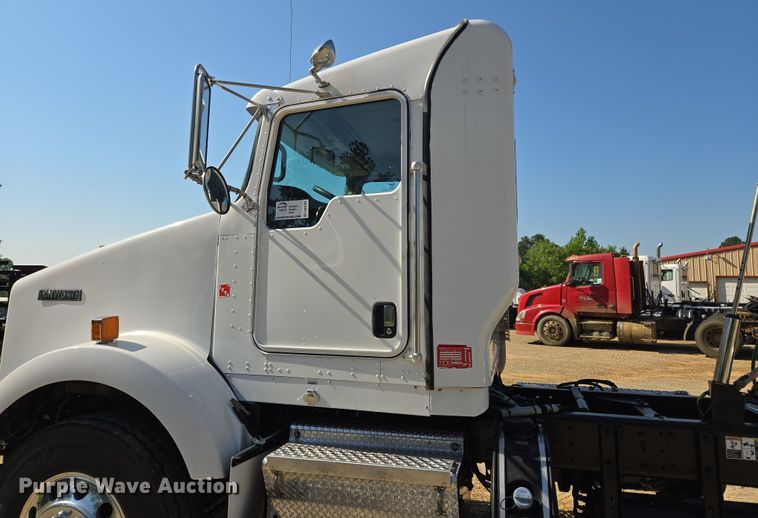 image for item DW8700 2020 Kenworth T800 semi truck