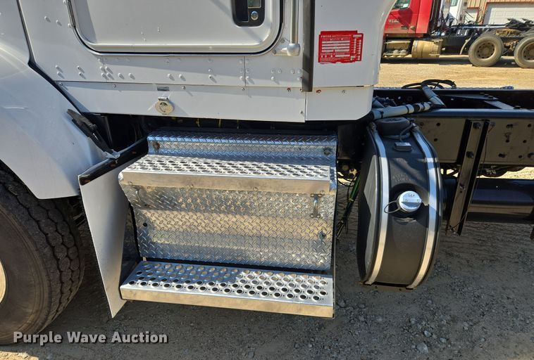 image for item DW8700 2020 Kenworth T800 semi truck