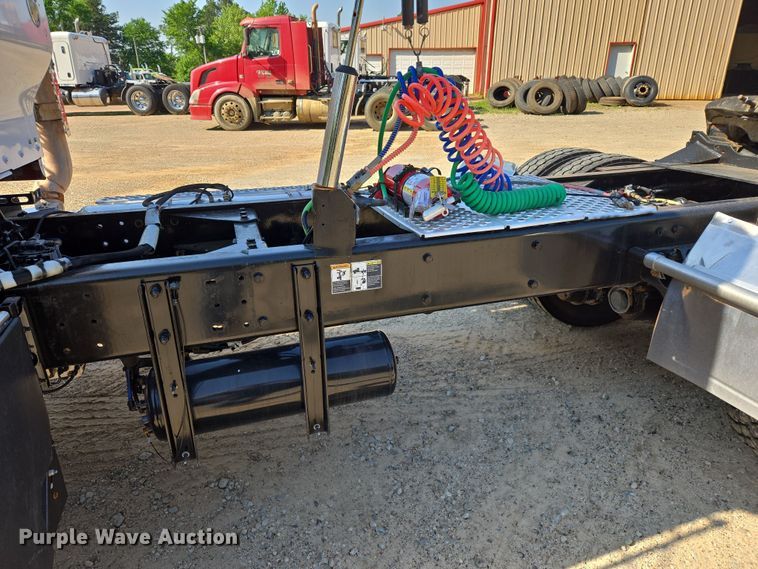 image for item DW8700 2020 Kenworth T800 semi truck