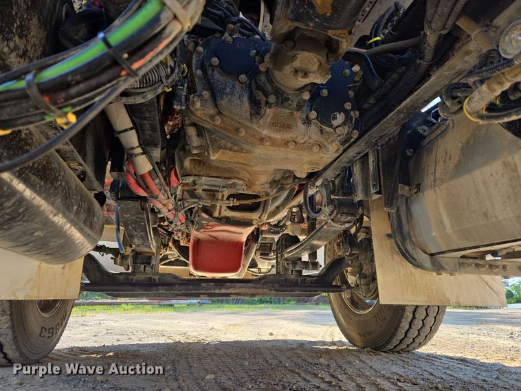 image for item DW8700 2020 Kenworth T800 semi truck