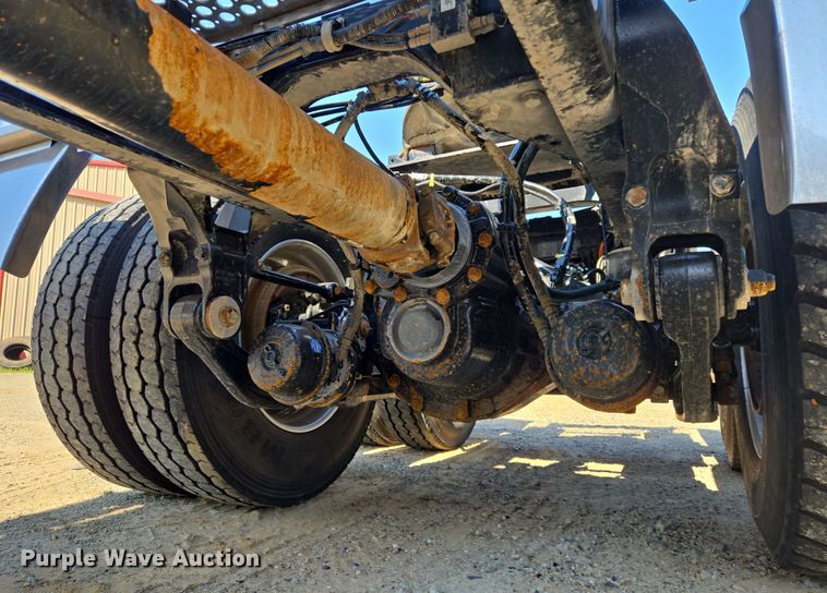 image for item DW8700 2020 Kenworth T800 semi truck