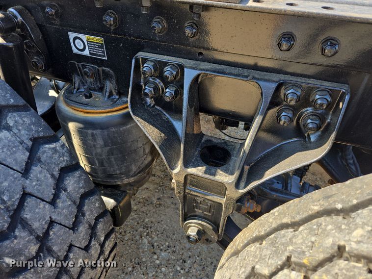 image for item DW8700 2020 Kenworth T800 semi truck